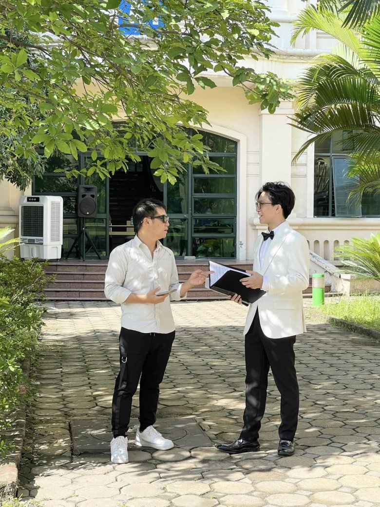 Vừa qua, Trọng Tấn chia sẻ hình ảnh hôm con thi Đại học khiến nhiều người thích thú với hình ảnh của 2 bố con.