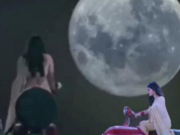 Nữ chính phim Ấn Độ đi xe máy lên Mặt Trăng, khán giả không biết nên cười hay khóc