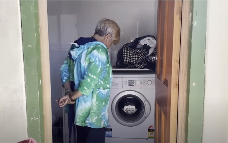 Danh hài chia sẻ khoảnh khắc mẹ ruột mình đang đứng cạnh máy giặt để giặt giũ quần áo cho gia đình.
