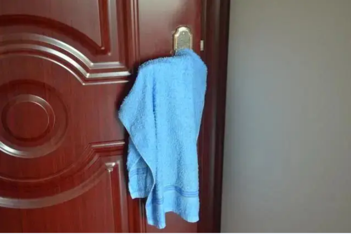 Buổi tối trước khi đi ngủ tốt nhất nên treo khăn tắm trên nắm cửa, lợi không ngờ nhưng ít người biết - 4