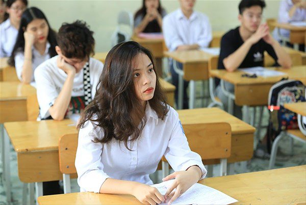Theo các chuyên gia, thí sinh nên dựa theo sở thích, năng lực và điều kiện của gia đình để chọn ngành học, không chạy theo số đông (Ảnh minh họa)