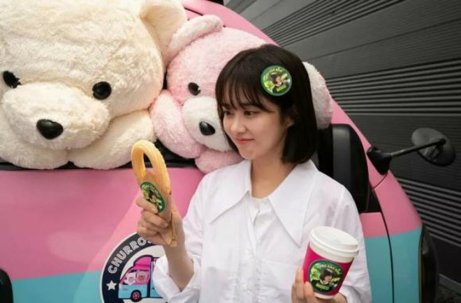 Cô thực sự bị thời gian bỏ quên vì ngày càng trẻ đẹp chẳng khác gì học sinh.