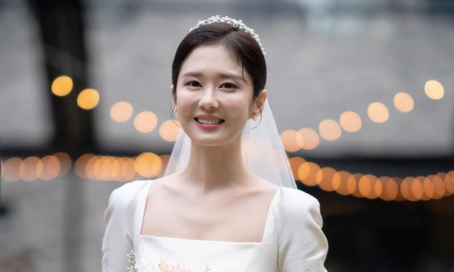 Hình ảnh Jang Nara xinh đẹp khi diện váy cô dâu 1 năm trước.