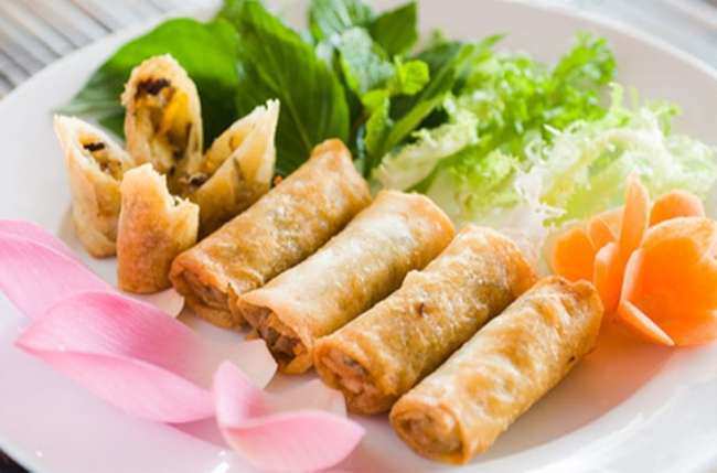 Mách chị em 6 mẹo rán nem luôn vàng giòn, để lâu không ỉu - 1