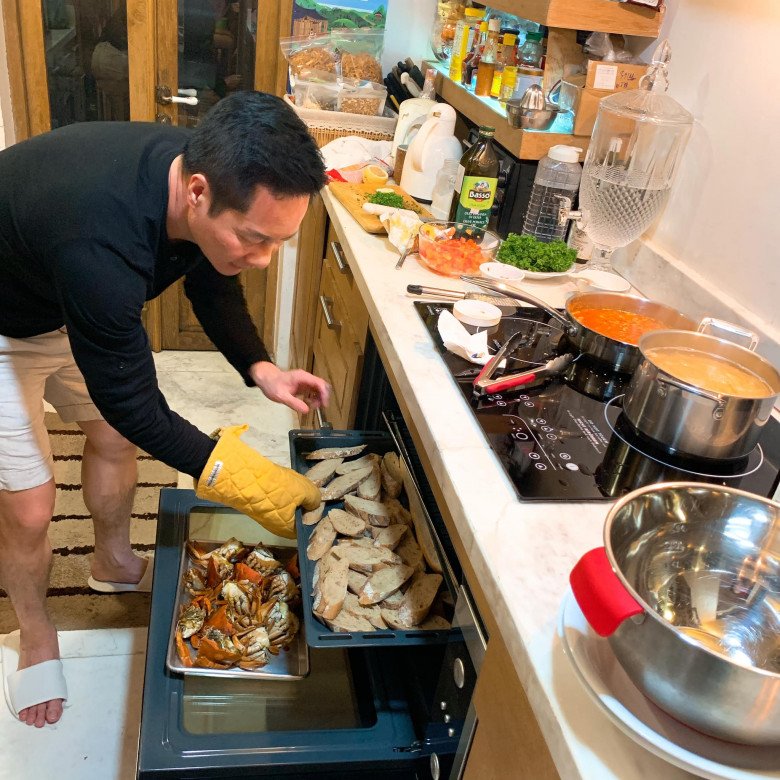 Phan Như Thảo đi khỏi nhà quá 10 ngày mới được chồng vào bếp nấu cho ăn, đại gia 61 tuổi làm ngay món giòn rụm - 12
