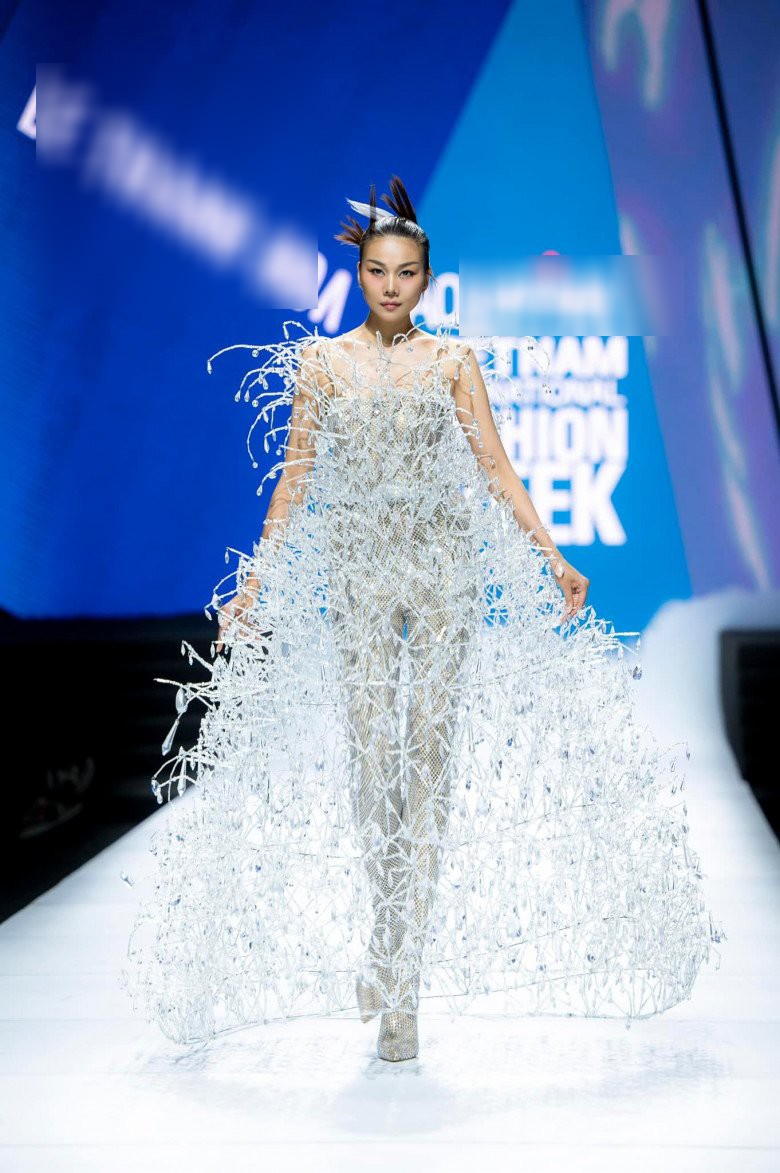 Thanh Hằng catwalk với đầm nặng gần nửa tạ, có nỗi khổ mang tên amp;#34;chỉ đứng không ngồiamp;#34; - 7