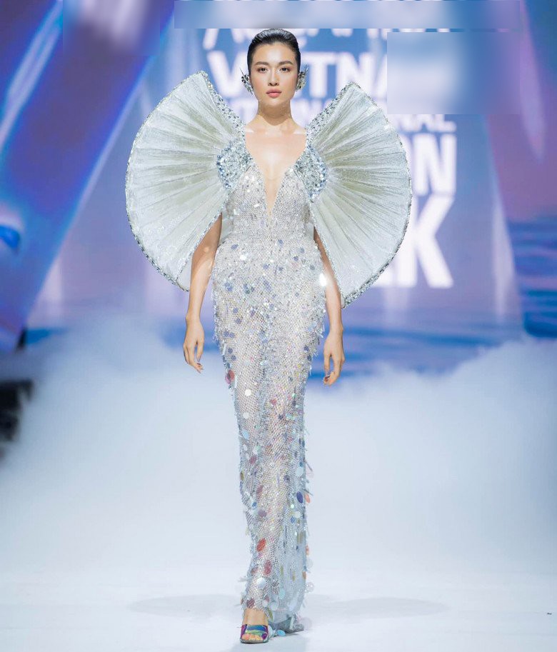 Thanh Hằng catwalk với đầm nặng gần nửa tạ, có nỗi khổ mang tên amp;#34;chỉ đứng không ngồiamp;#34; - 9