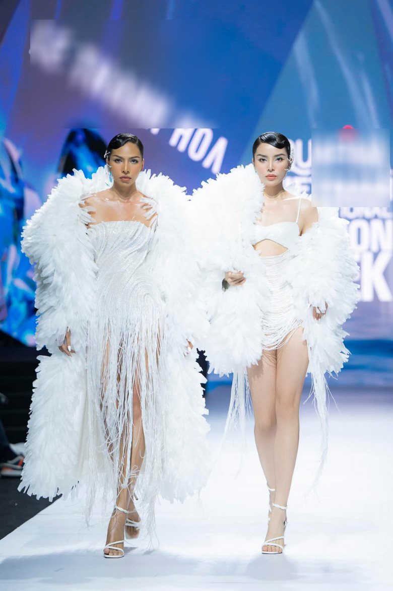 Thanh Hằng catwalk với đầm nặng gần nửa tạ, có nỗi khổ mang tên amp;#34;chỉ đứng không ngồiamp;#34; - 10