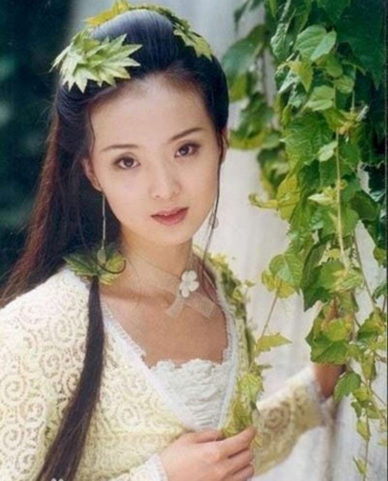 Tình Nhi Vương Diễm đóng Phi Phi - tình địch của Thất Thất trong phim.