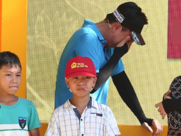 Khoảnh khắc MC Tuấn Tú ôm mặt khóc nức nở trên truyền hình