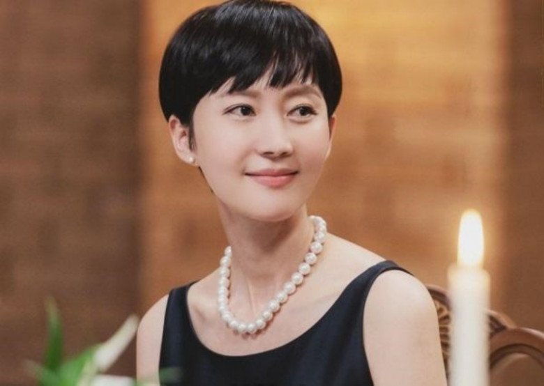 Yeom Jung Ah có cuộc hẹn được sắp đặt nhưng không ngờ người đàn ông này lại đến muộn.