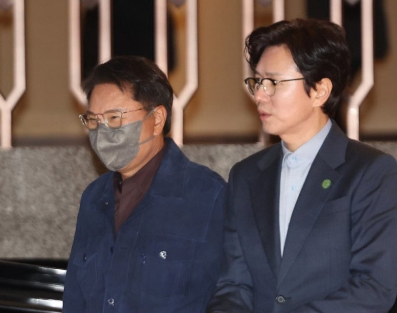 Kim Min Jong và Lee Soo Man là bạn bè thân thiết nhiều năm.