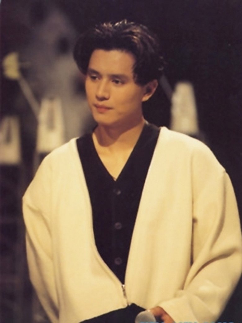 Anh sở hữu vẻ ngoài đẹp trai, lãng tử cuốn hút chết người.