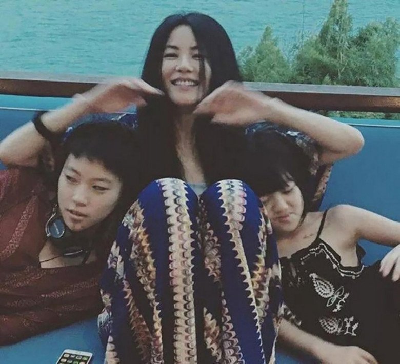 Vương Phi muốn giữ kín các con và muốn bọn trẻ sống thoải mái.