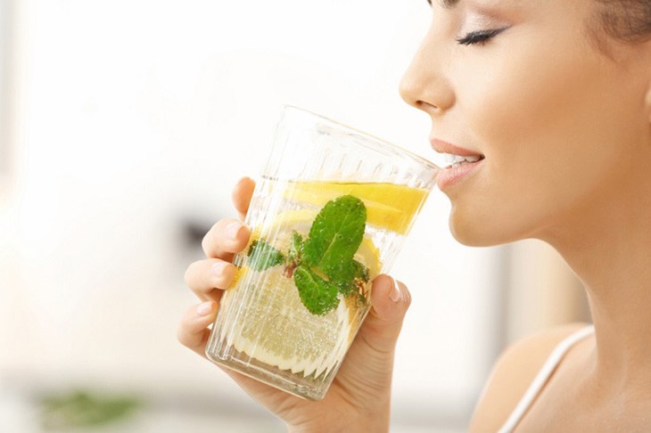 Uống nhiều nước chanh ngoài ảnh hưởng đến dạ dày, còn khiến răng bị ăn mòn. Ảnh minh họa