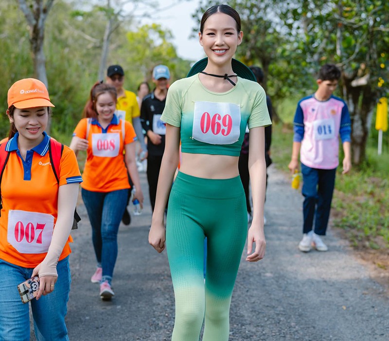 Muốn biết Bảo Ngọc cao khủng cỡ nào có lẽ phải nhìn cô xuất hiện cùng với những người... bình thường khác.
