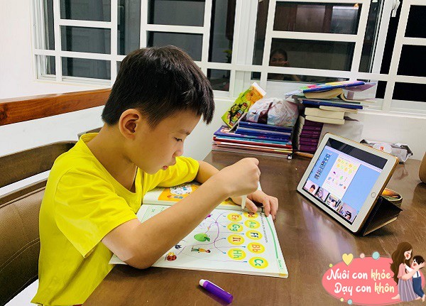 Để giúp con mình cải thiện khả năng tập trung, bố mẹ hãy tạo cho trẻ một môi trường học tập thuận lợi, không tạo áp lực quá lớn.