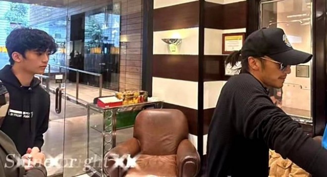 Lần hiếm hoi Tạ Đình Phong xuất hiện bên con trai.