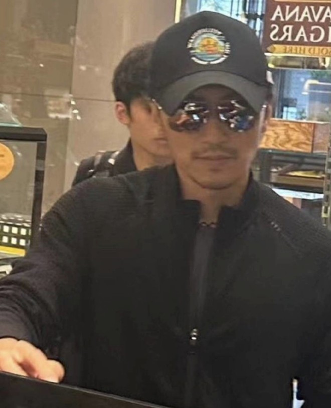 Có vẻ như quan hệ 2 bố con rất tốt.