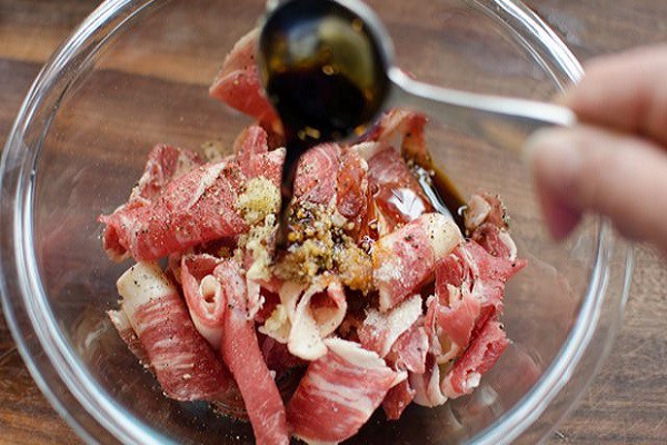 Thịt bò ướp gia vị khoảng 20 phút