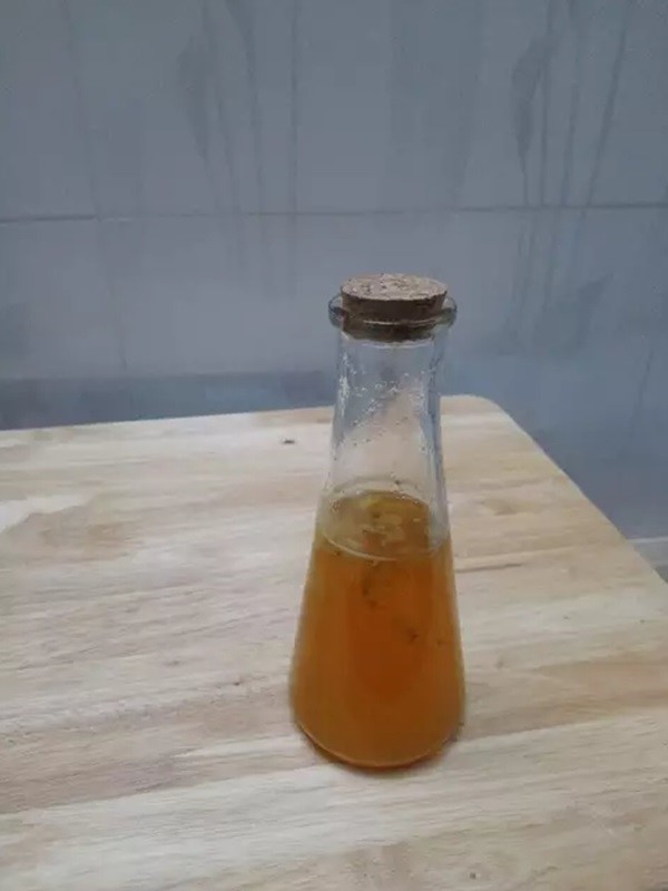 Cho nước đường ăn sương sáo vào chai và dùng dần