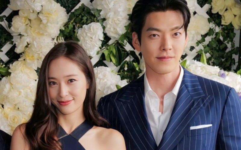 Kim Woo Bin hiếm hoi xuất hiện bên đàn em Krystal. Cả hai từng hợp tác trong The Heirs đình đám năm xưa.
