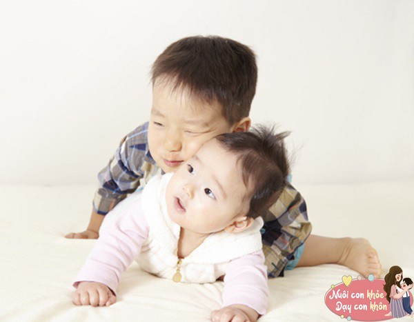 Theo các chuyên gia, khi trẻ khoảng 6 tháng tuổi, đã có khả năng kiểm soát được các giác quan của mình và nhận thức về thế giới xung quanh.