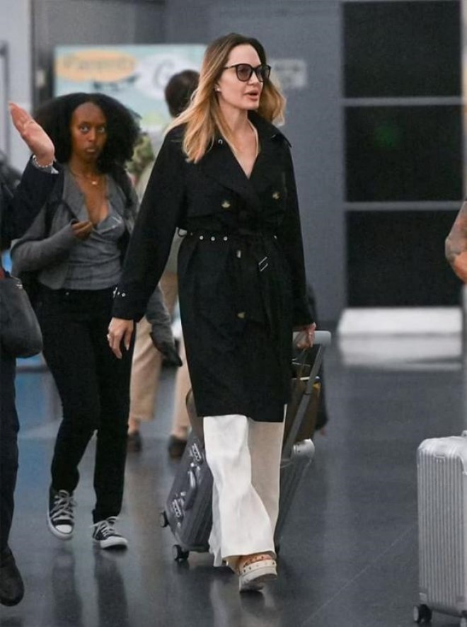 Angelina nổi bật tại sân bay bên cạnh con cái Zahara.