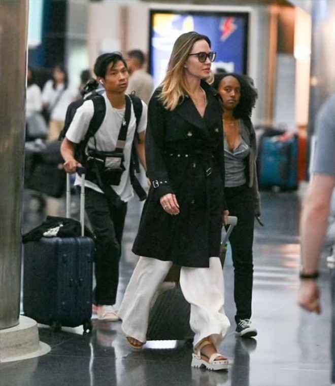 Pax Thiên nhận nhiệm vụ xách đồ và tháp tùng mẹ cùng em gái.