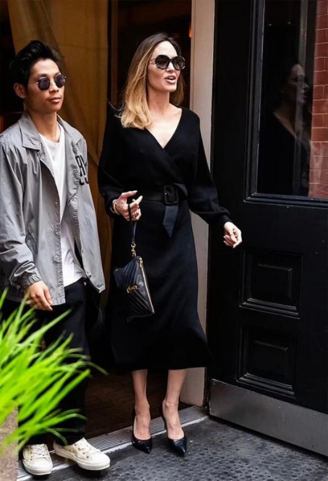 Anh chàng luôn ở bên mẹ nuôi suốt thời gian này.