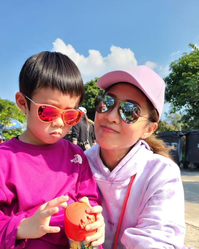 Hình ảnh hiếm hoi của Trần Mẫn Chi bên con trai.