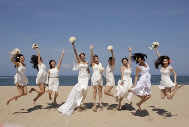 Trần Mẫn Chi bên dàn phù dâu.