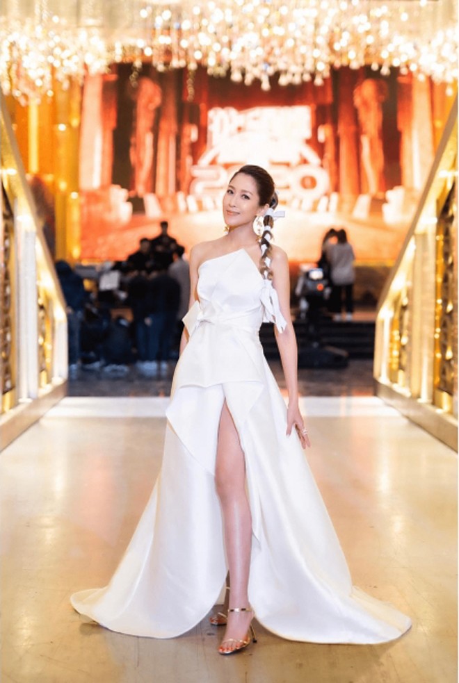 Cô sở hữu body cực phẩm với chân dài thẳng nuột nà.