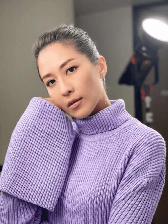 Trần Mẫn Chi ký hợp đồng với TVB và được lăng xê.