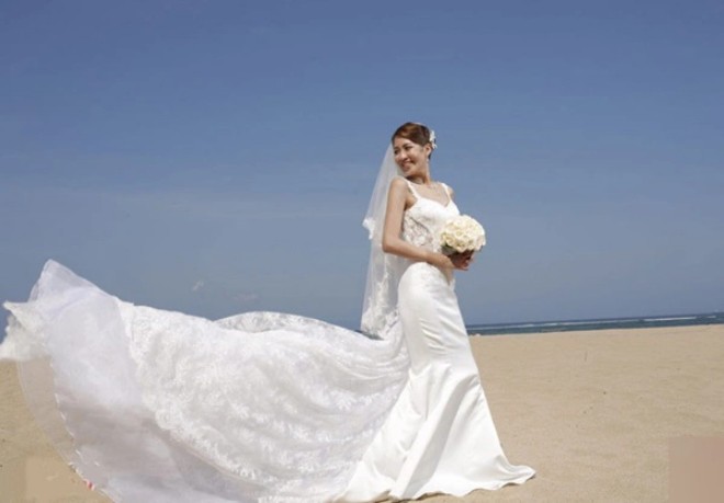 Hình ảnh hiếm hoi khi cô mặc váy cưới.