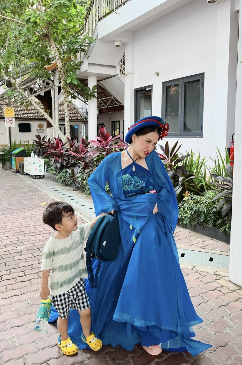 Thời gian qua, Hòa Minzy tập trung chăm sóc, nuôi dạy con trai.