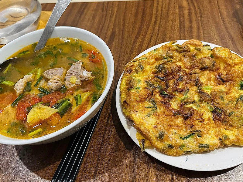 Một bữa ăn đơn giản nhà Thùy Dương chỉ có 2 món: Canh sườn nấu chua, trứng chiên.

