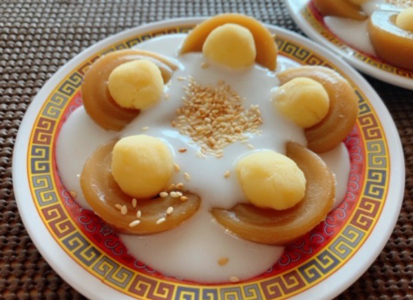 Bánh bèo ngọt đậu xanh cốt dừa khi ăn có thể thêm xíu vừng rang cho thơm