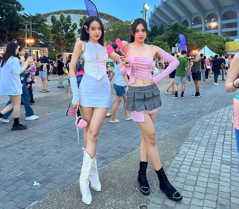 Ngoan hiền nhất có lẽ là những "chánh cung" ngôi nhà Hoa hậu Việt Nam. Tiểu Vy và Thanh Thủy đi xem concert của BLACKPINK với trang phục cầu kì, tôn dáng.
