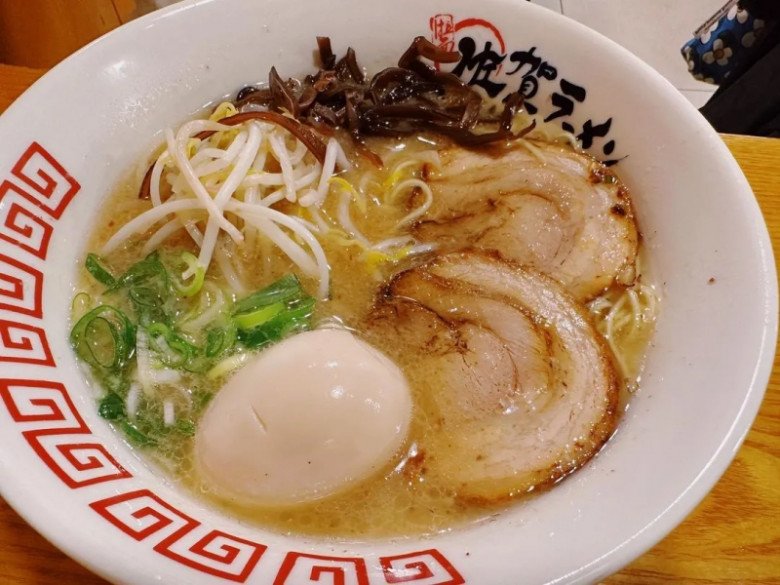 Họ cùng nhau nắm tay tới quán ăn mà mình yêu thích.