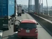 Clip Eva - Clip: Tài xế bất lực cố giữ xe ô tô trôi trên cầu và cái kết thót tim