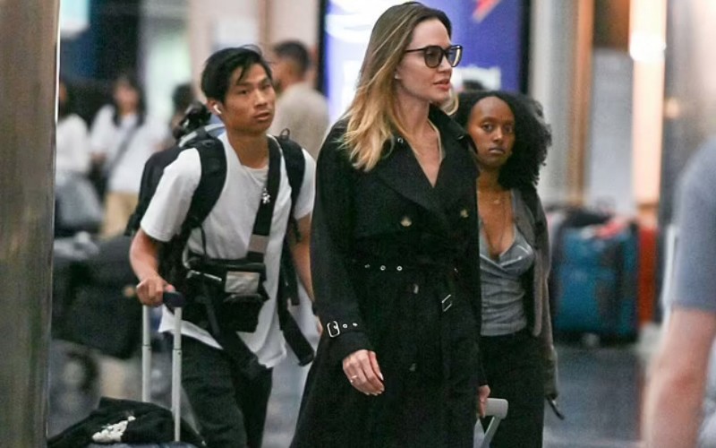 Angelina Jolie và hai con đến New York hôm 14/7. Zahara - sinh viên Đại học Spelman - hiện nghỉ hè nên ở bên gia đình nhiều hơn. Trong khi đó, Pax Thiên đang là họa sĩ game tự do, cũng thường xuyên tháp tùng mẹ.
