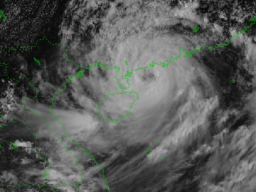 Bão số 1 giật cấp 12 áp sát đất liền, cảnh báo mưa lớn, nguy cơ lũ quét nhiều nơi
