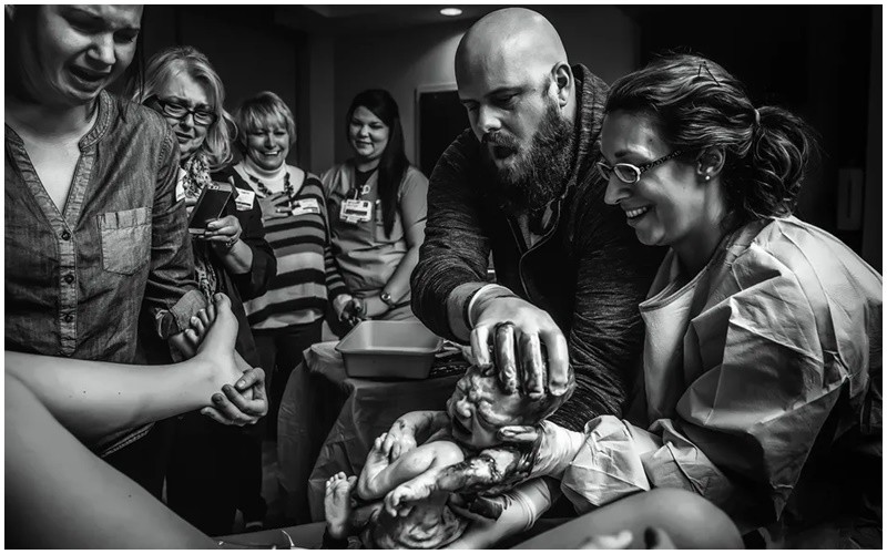 Bức hình ghi lại trọn vẹn đủ mọi cung bậc cảm xúc của các thành viên trong gia đình khi chứng kiến cảnh em bé chào đời.
