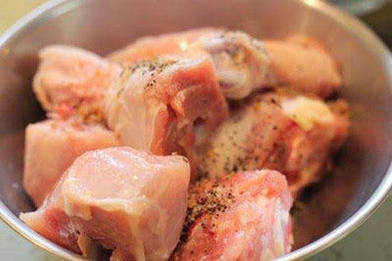 Ướp thịt gà để giúp món ăn đậm vị hơn