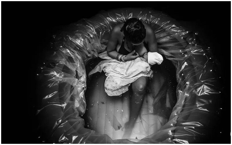 Bức hình tỏa sáng bởi tình yêu thương ấm áp mà người mẹ dành cho con khi em bé sơ sinh đang tận hưởng những dòng sữa mát lành đầu tiên. 
