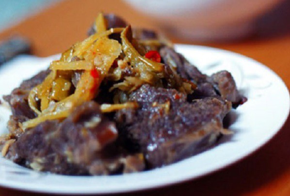 Bắp bò kho cùng gừng sả thơm ngon