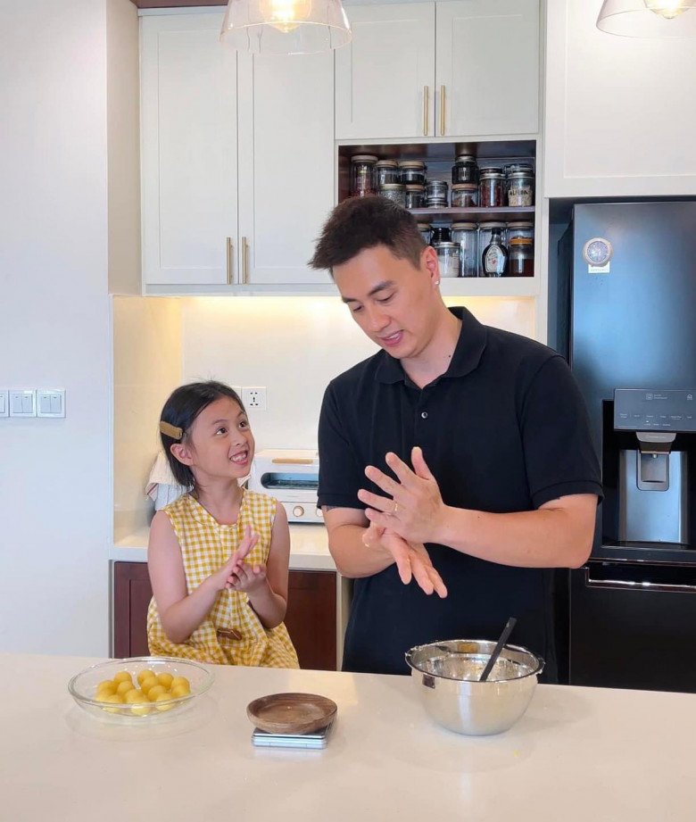 Gia đình nổi tiếng mạng xã hội Việt: Vợ đảm, chồng siêu nấu nướng, con gái vào bếp cưng xỉu - 4