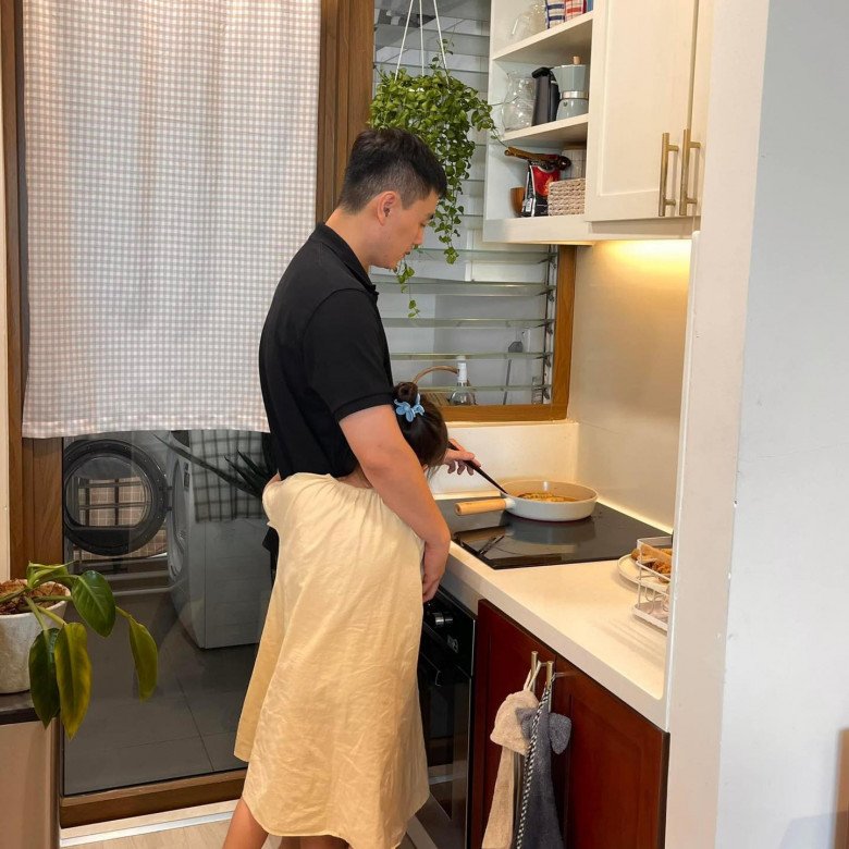 Gia đình nổi tiếng mạng xã hội Việt: Vợ đảm, chồng siêu nấu nướng, con gái vào bếp cưng xỉu - 1