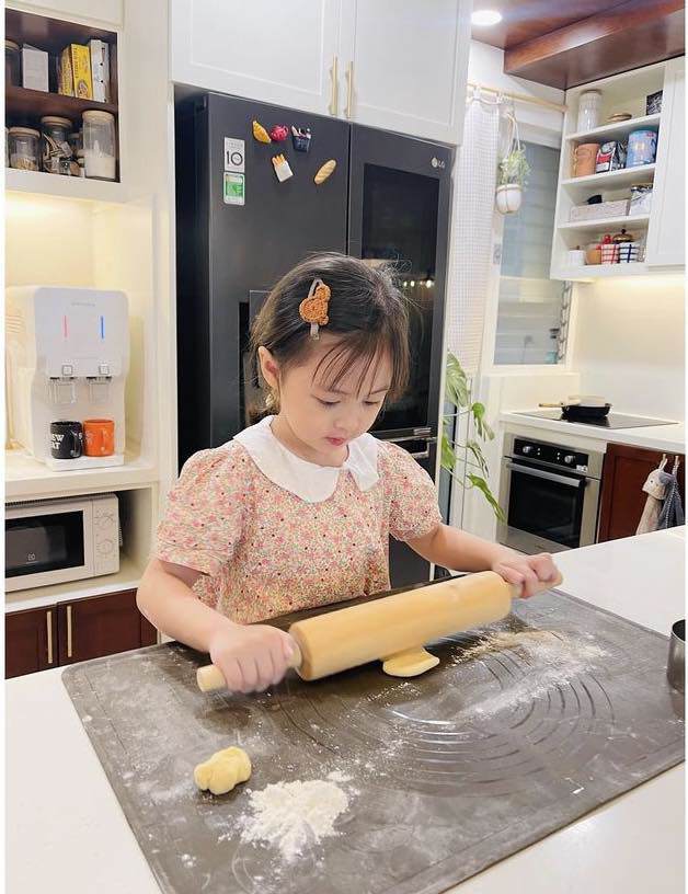 Gia đình nổi tiếng mạng xã hội Việt: Vợ đảm, chồng siêu nấu nướng, con gái vào bếp cưng xỉu - 8